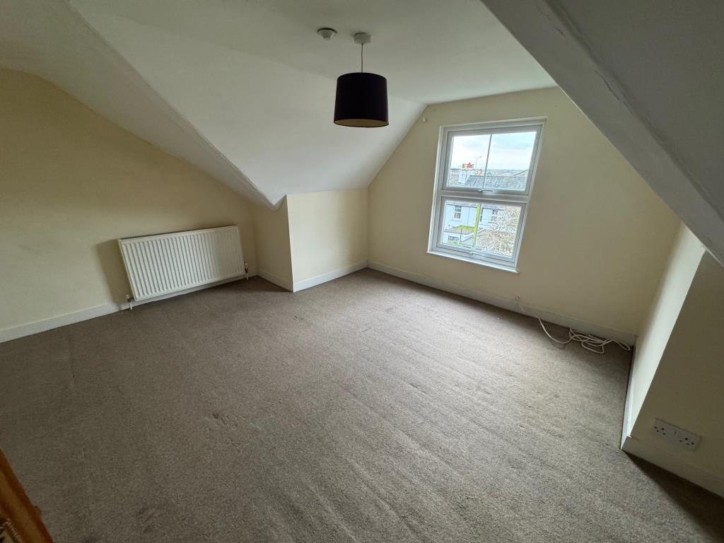 Lot: 120 - FREEHOLD TOWN CENTRE PROPERTY ARRANGED AS TWO TWO-BEDROOM MAISONETTES - Upper maisonette Bedroom 1